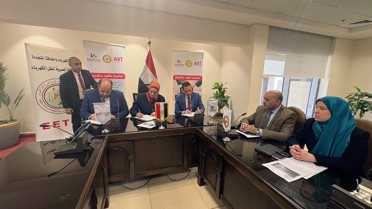 المصرية لنقل الكهرباء توقع عقدين لإنشاء خطوط هوائية بجهد 500 ك.ف