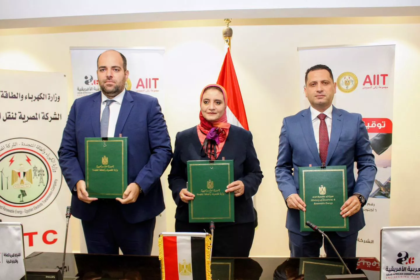 المصرية لنقل الكهرباء توقع عقدين لإنشاء خطوط هوائية بجهد 500 ك.ف