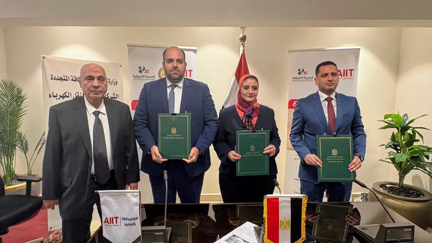 المصرية لنقل الكهرباء توقع عقدين لإنشاء خطوط هوائية بجهد 500 ك.ف