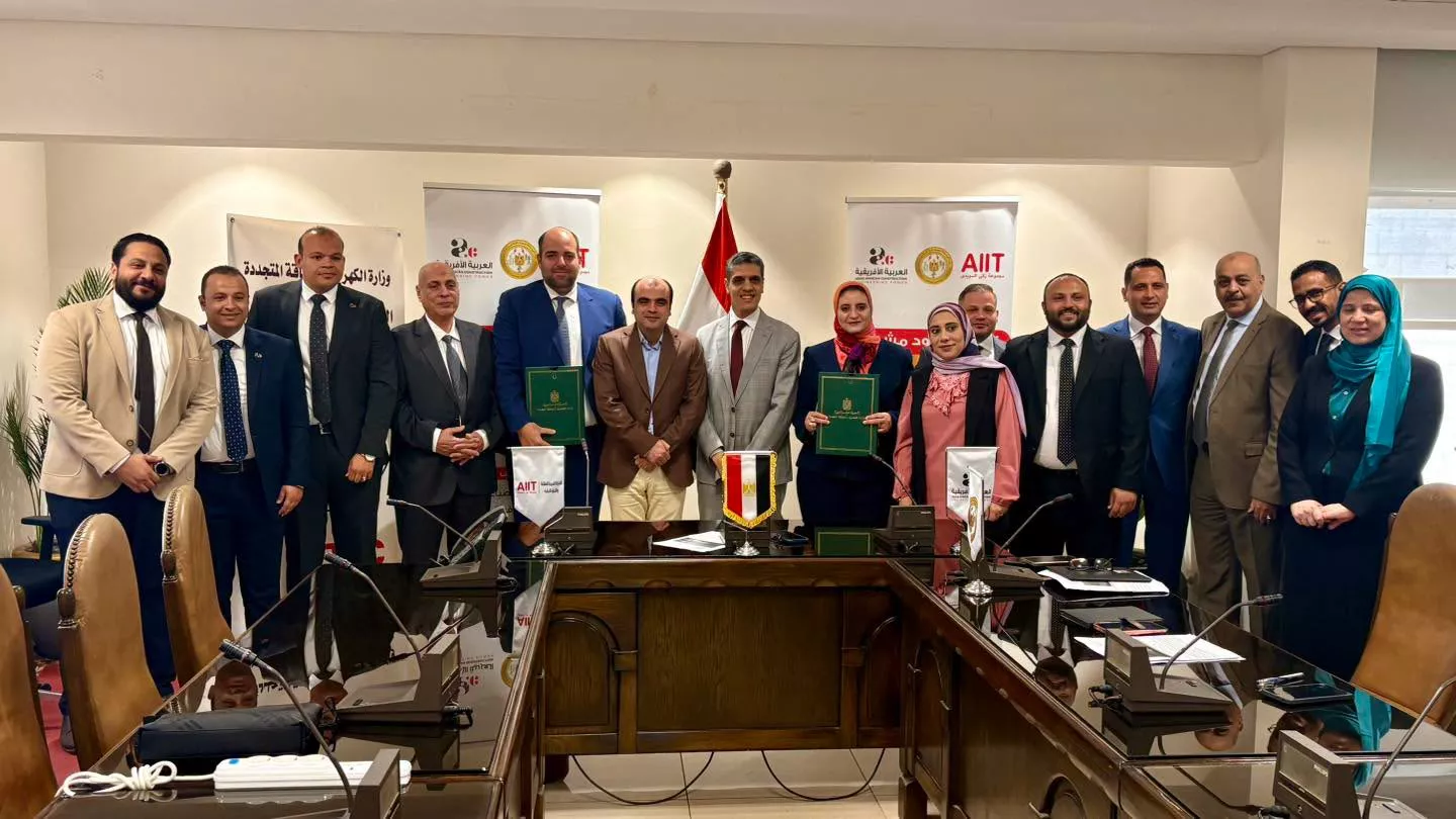 المصرية لنقل الكهرباء توقع عقدين لإنشاء خطوط هوائية بجهد 500 ك.ف