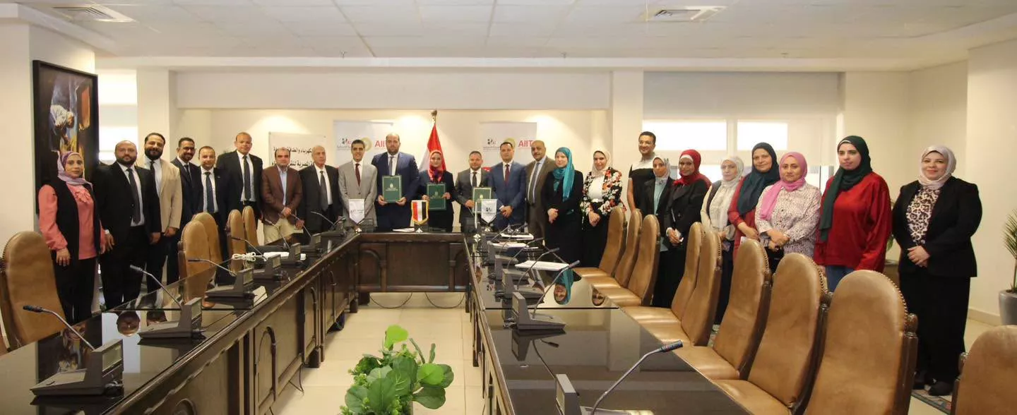 المصرية لنقل الكهرباء توقع عقدين لإنشاء خطوط هوائية بجهد 500 ك.ف