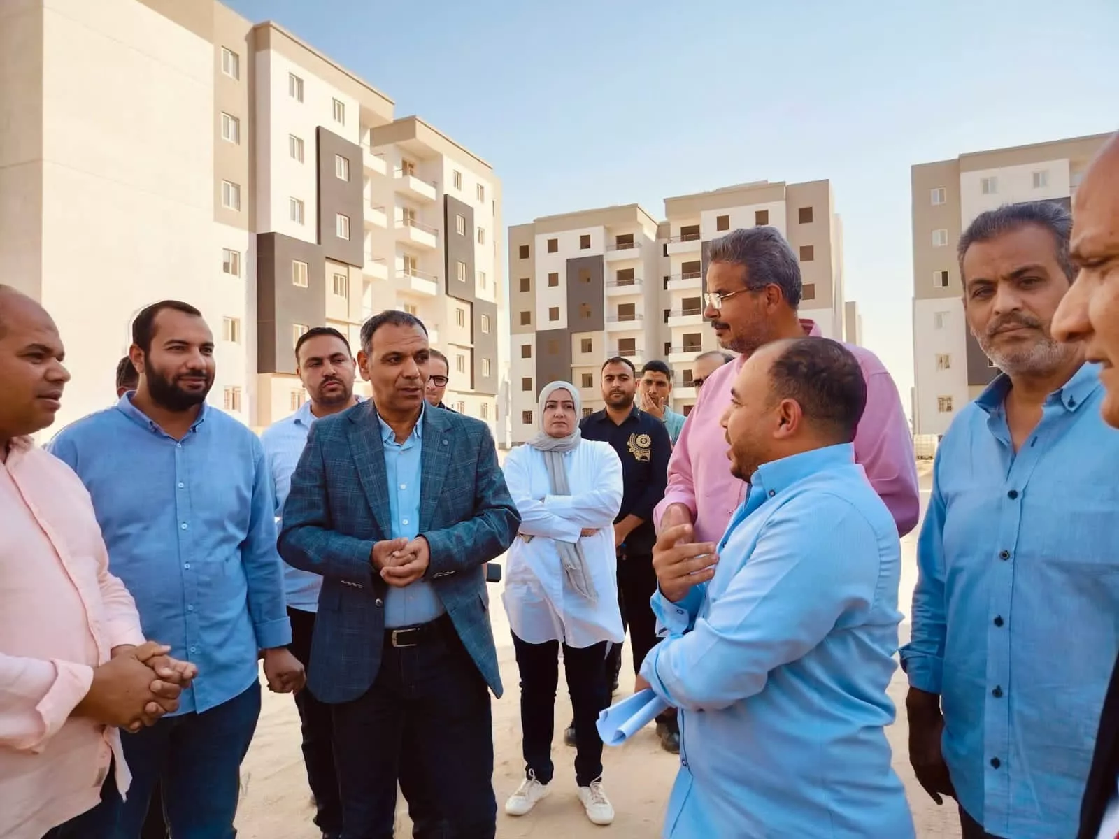 مسئولو الإسكان يتابعون المشروعات السكنية بحدائق أكتوبر