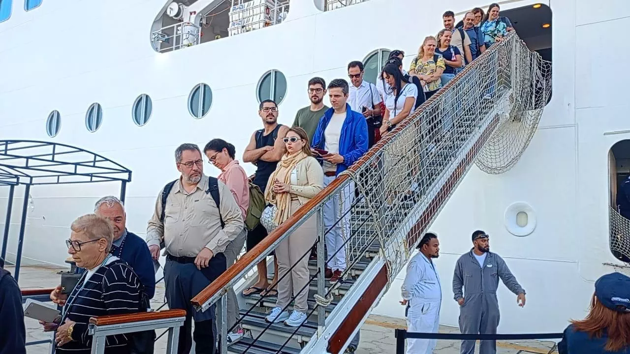 ميناء غرب بورسعيد يستقبل السفينة السياحية MSC LIRICA على متنها 2420 فردًا