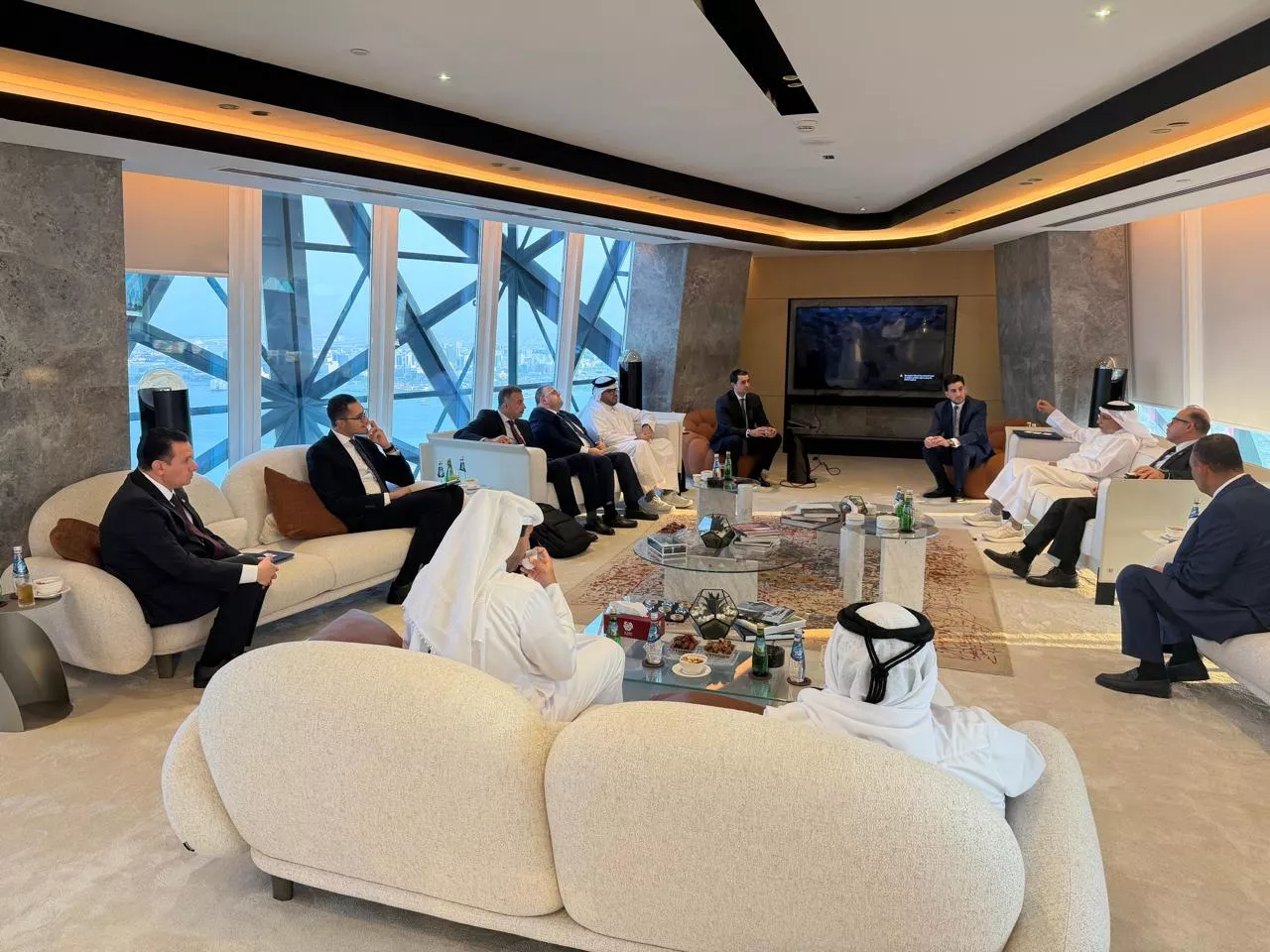 وزير الاستثمار يجتمع مع رئيس مجموعة المانع القابضة القطرية