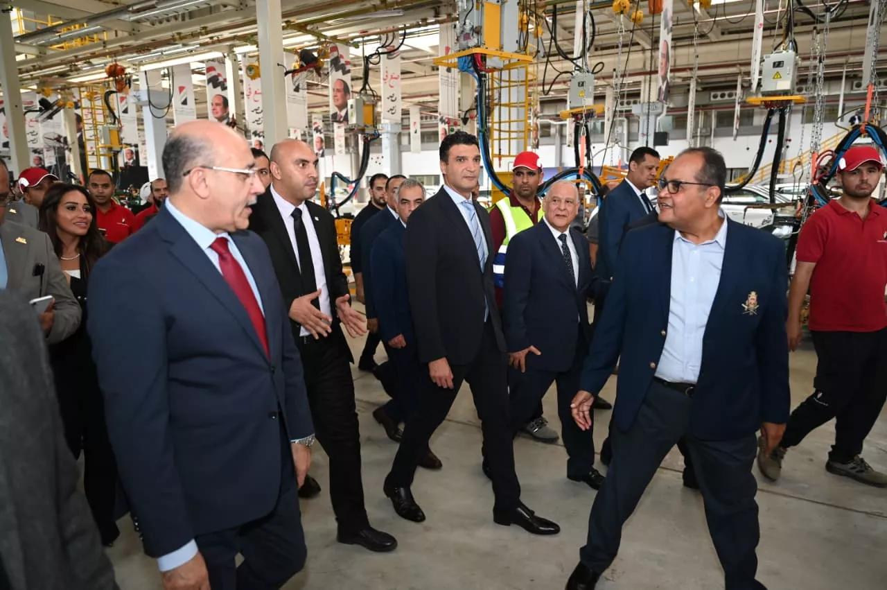 وزيرا الصناعة والكهرباء يشهدان إطلاق إنتاج أول سيارة كهربائية 