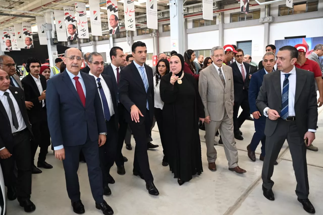 وزيرا الصناعة والكهرباء يشهدان إطلاق إنتاج أول سيارة كهربائية 