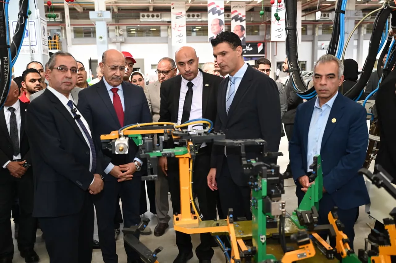 وزيرا الصناعة والكهرباء يشهدان إطلاق إنتاج أول سيارة كهربائية 