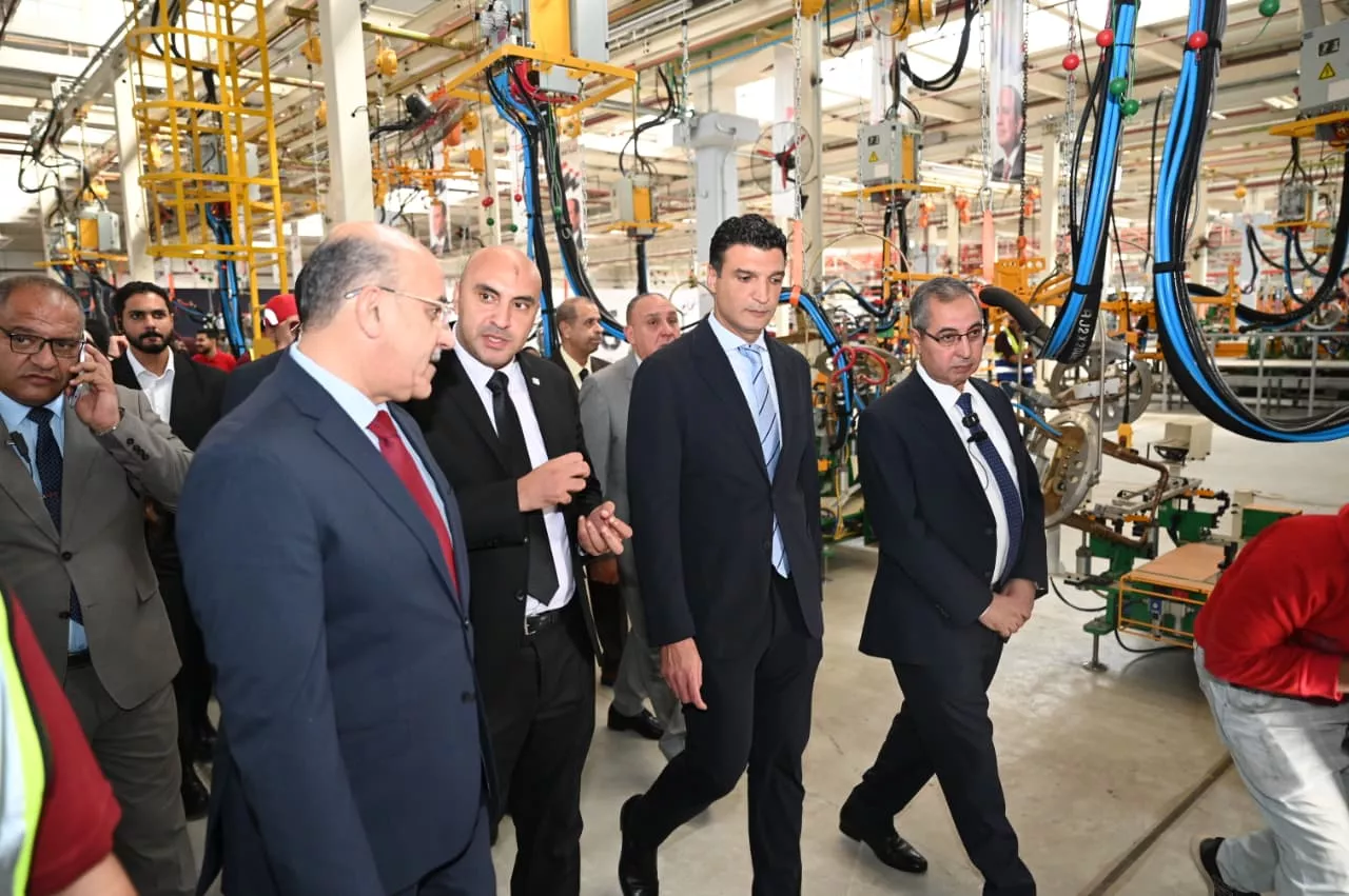 وزيرا الصناعة والكهرباء يشهدان إطلاق إنتاج أول سيارة كهربائية 