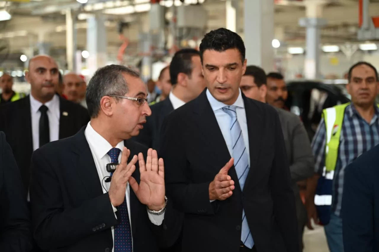 وزيرا الصناعة والكهرباء يشهدان إطلاق إنتاج أول سيارة كهربائية 