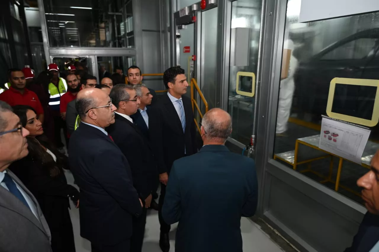 وزيرا الصناعة والكهرباء يشهدان إطلاق إنتاج أول سيارة كهربائية 