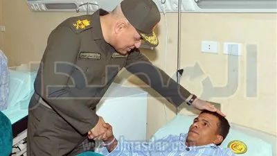 بالصور.. صدقي صبحي يطمئن على الحالة الصحية لمصابي القوات المسلحة