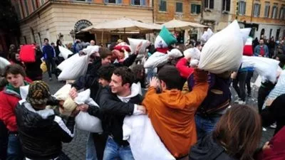 بالفيديو.. معركة الوسادات في العاصمة البريطانية