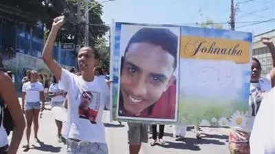 بالفيديو.. سكان الأحياء الفقيرة يحتجون على قسوة الشرطة 