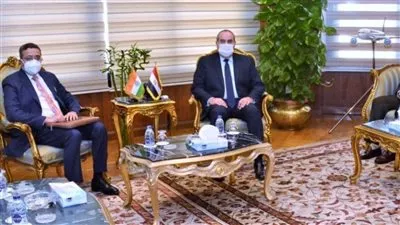 وزير الطيران يبحث مع السفير الهندي زيادة الحركة السياحة بين البلدين