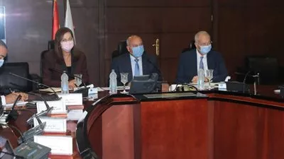 «النقل» و«التخطيط» تبحثان آليات توطين صناعة الوحدات المتحركة للسكك الحديدية