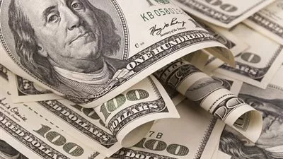 الدولار ينزل من أعلى مستوى في 14 عاما