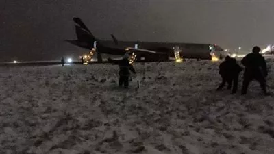 فيديو.. انزلاق طائرة أثناء هبوطها بمطار غرب روسيا