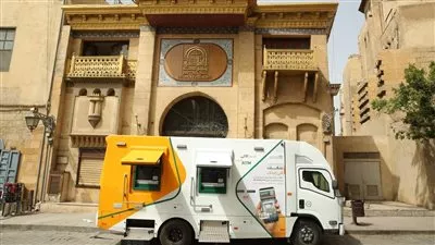 البنك الأهلي المصري يطلق سيارات صراف آلي متنقلة بشارع المعز 