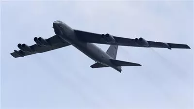 نجاة طاقم قاذفة قنابل أمريكية بعد سقوط محركها
