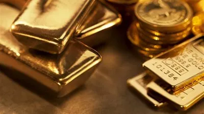 الذهب يتراجع بنسبة 1% تحت ضغط صعود الدولار