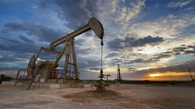 النفط يهبط لـ 73 دولارًا للبرميل بفعل وفرة الإمدادات