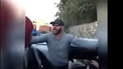 أحمد السقا ينقذ مواطنة بعد انقلاب سيارتها على الطريق السريع (فيديو)