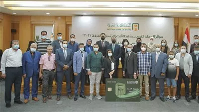 البنك الأهلي يسلم الجوائز للفائزين في الحملة الترويجية لبطاقات الائتمان