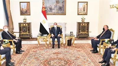 السيسي يبحث مع مفوض الاتحاد الأوروبي تعزيز التعاون في التعليم والرعاية الصحية