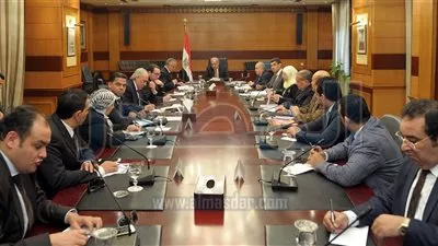 شريف إسماعيل يستعرض برنامج الحكومة مع 