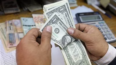 الدولار يتجه لأعلى مستوى خلال عام في ظل المخاوف التجارية
