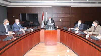 وزير النقل يتابع مع «سيماف» مشروع عربات الركاب والبضائع 
