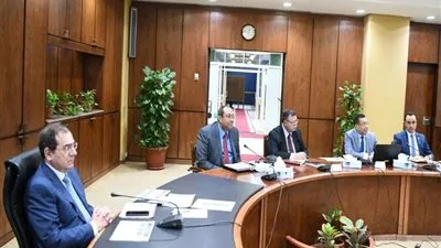 «الملا» يتابع تطورات مشروع إستخدام الغاز الطبيعى كوقود للسيارات 