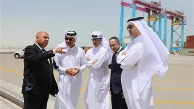 وزير النقل يطلع على سير العمليات التشغيلية في ميناء الدوحة