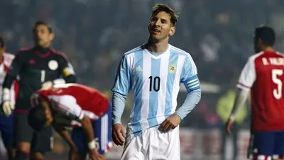 بالفيديو .. جماهير التانجو الغاضبة تحرق أعلام تشيلي