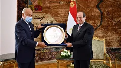 السيسى يتسلم «درع العمل التنموى العربى» لعام 2020