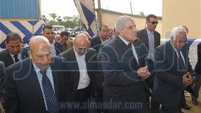 محافظ القاهرة يستعرض مع 