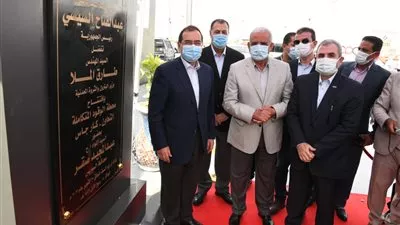 وزير البترول يفتتح محطة تموين سيارات متكاملة في السويس