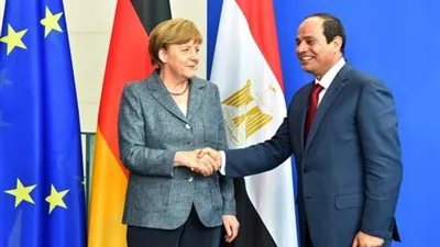 السيسي يبحث مع ميركل العلاقات الثنائية والأوضاع الإقليمية والدولية