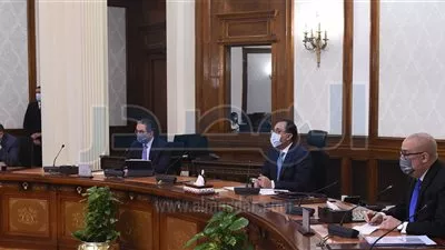 رئيس الوزراء يستعرض عدداً من المشروعات السياحية مع مجموعة استثمارية