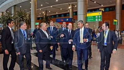 وزير الطيران المدني يبحث مع الجانب البريطاني عودة الرحلات لشرم الشيخ(صور)