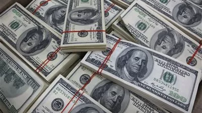 الدولار يرتفع وسط حالة ترقب لكلمة محافظة المركزي الأمريكي