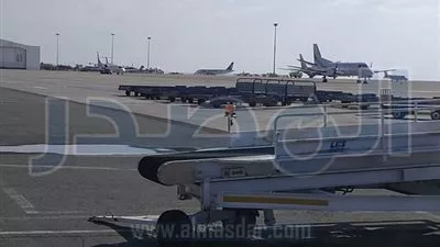 خروج 5 من المختطفين بالطائرة المصرية 