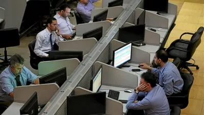 مصدران: مصر تدرس إعادة فرض ضريبة الدمغة على معاملات البورصة