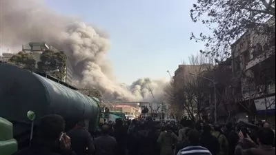 مصرع 40 شخصا في انهيار برج بطهران (فيديو)