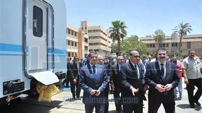 بالصور.. وزير
