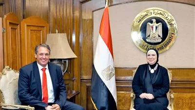 وزيرة الصناعة تبحث خطط «مرسيدس-بنز» لتعزيز استثماراتها في مصر