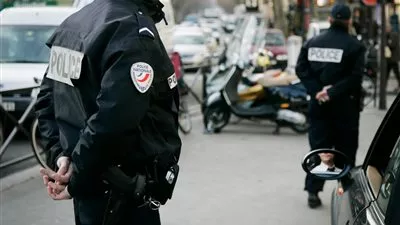 السلطات الفرنسية تخلي مخيمًا للاجئين شمال باريس وسط تواجد مكثف من الشرطة