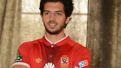 عمرو بركات بتيشيرت الأهلي (صور)