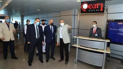 وزير الطيران يتفقد مطار الغردقة ويتسلم شهادة الأيزو