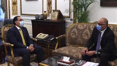 رئيس الوزراء يستعرض مع محافظ البنك المركزي ملفات العمل المشتركة